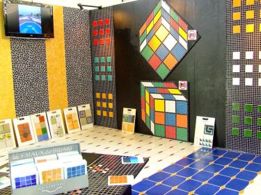A Rubik-kocka mintzat frdszobai burkolattal a nagymlt francia mozaikgyrt, az EMAUX de BRIARE rukkolt el
