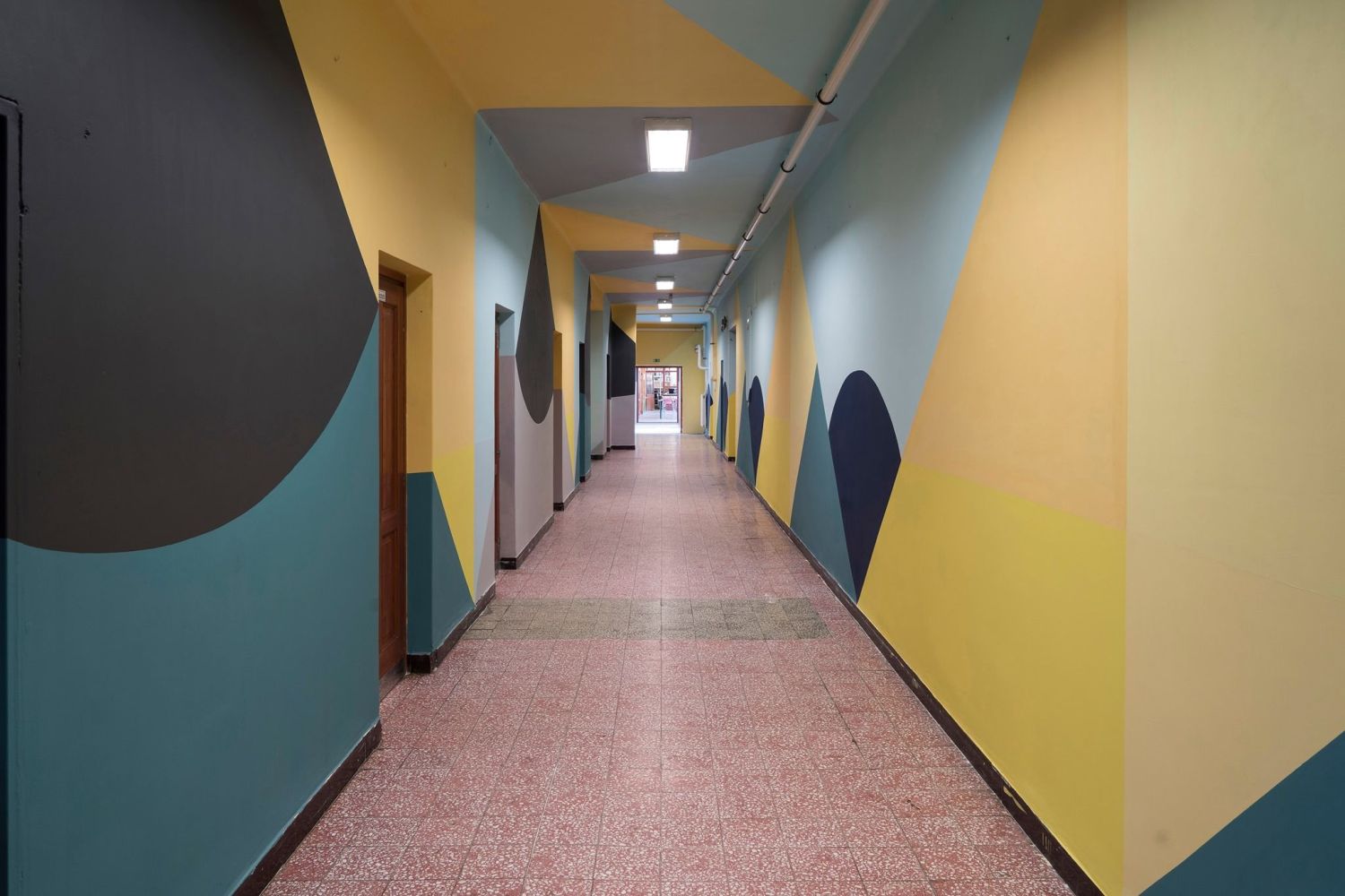 A gdi Huzella Tivadar Kt Tantsi Nyelv ltalnos Iskola megjult folyosja