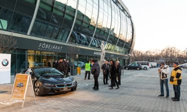 Az Ipari ragasztástechnika üzletág referenciáját, egy BMW személygépkocsit nézegetnek a résztvevk