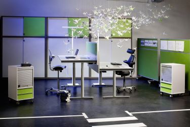 A bemutatteremben tesztelhetjk a mozgsra sztnz „E-Tisch-t”, amely alkalmas a tetszlegesen vltogathat ll s lmunkra - Forrs: Neudoerfler Office Systems