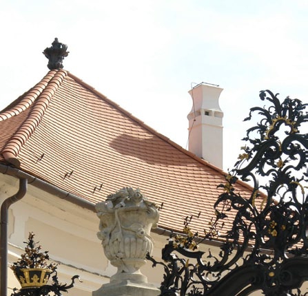 A Fertődi kastély fedése TONDACH Csornai Hódfarkú egyenesvágású tetőcseréppel